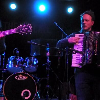 BIRDS ON A WIRE Beatrice (Chico Buarque) Cave Buffalo BIRDS ON A WIRE Beatrice (Chico Buarque) Cave Buffalo